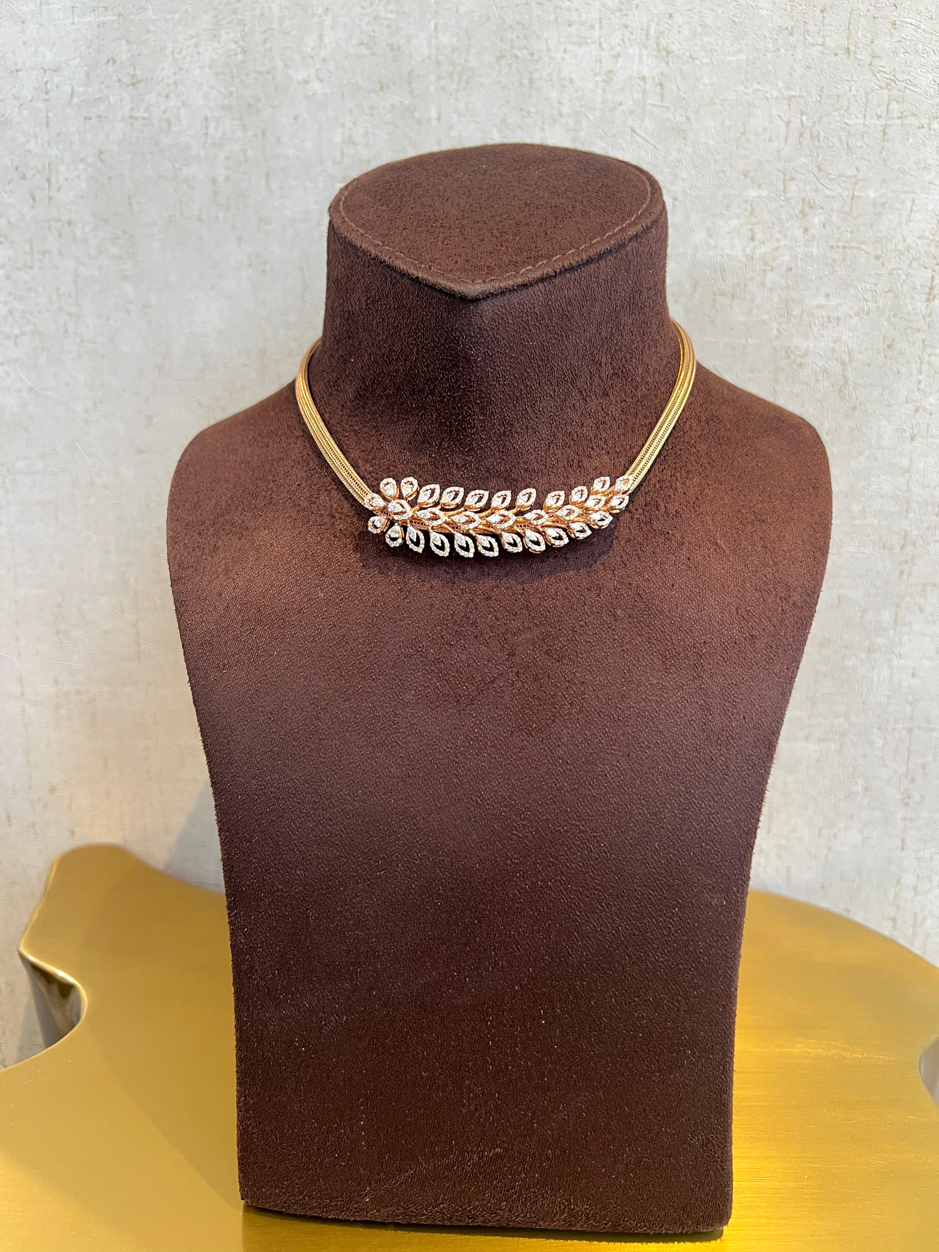 Modern Leaf-shaped Diamond Necklace Modern Leaf-shaped Diamond Necklace