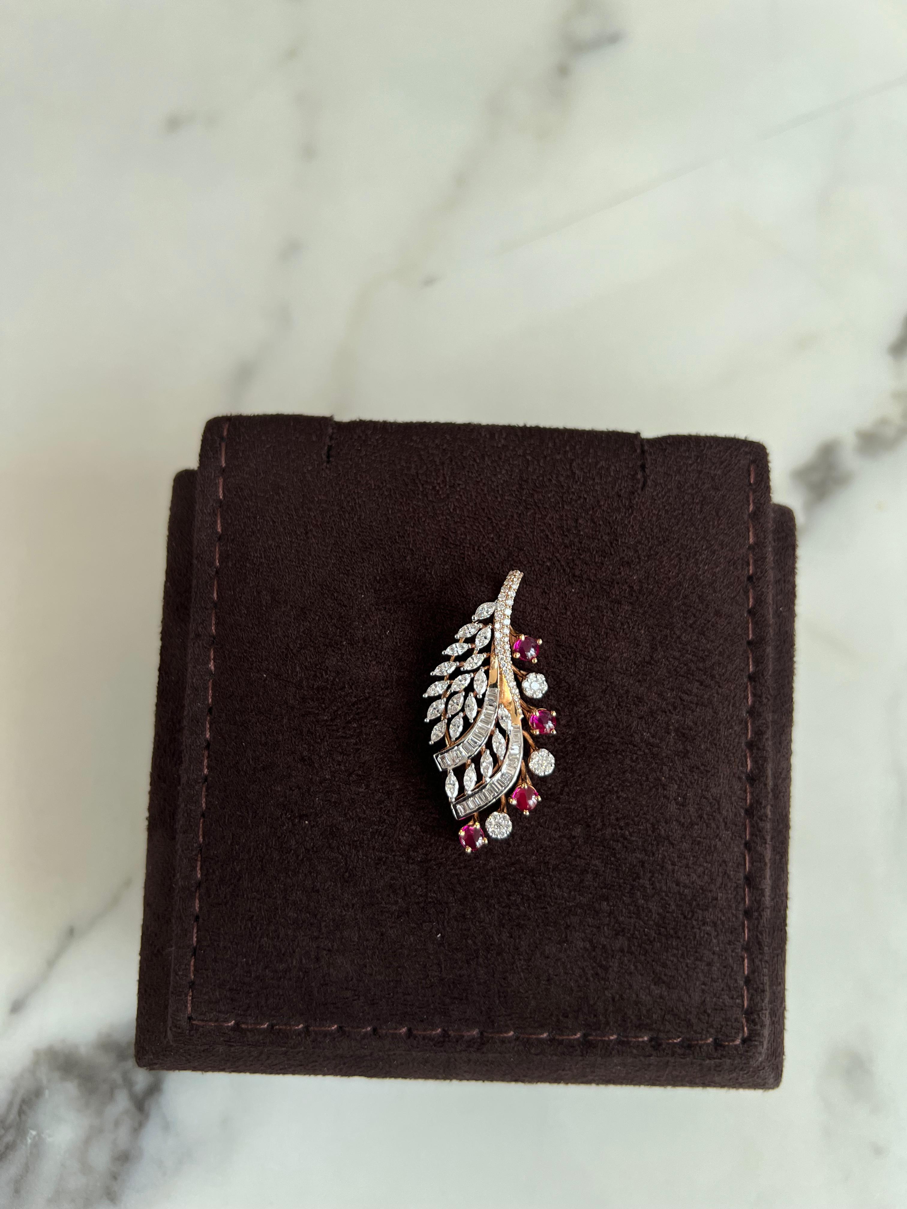 Exquisite Leaf-shaped Diamond Pendant Exquisite Leaf-shaped Diamond Pendant